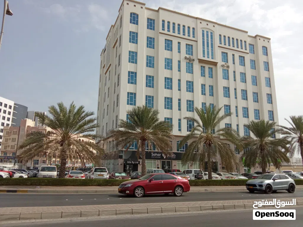 محل مساحة 211متر مربع أمامي  موقع مميز في الخوير مقابل الشارع