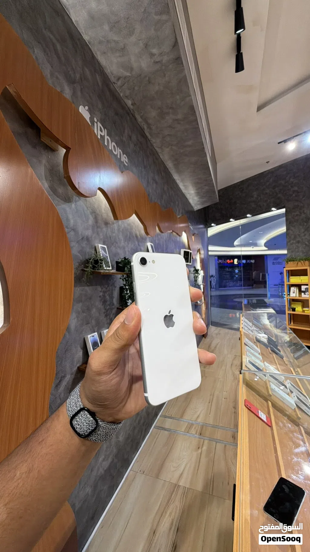 Iphone se 2 /   / يدعم أخر تحديث مع ضمان بسعر 49 ريال