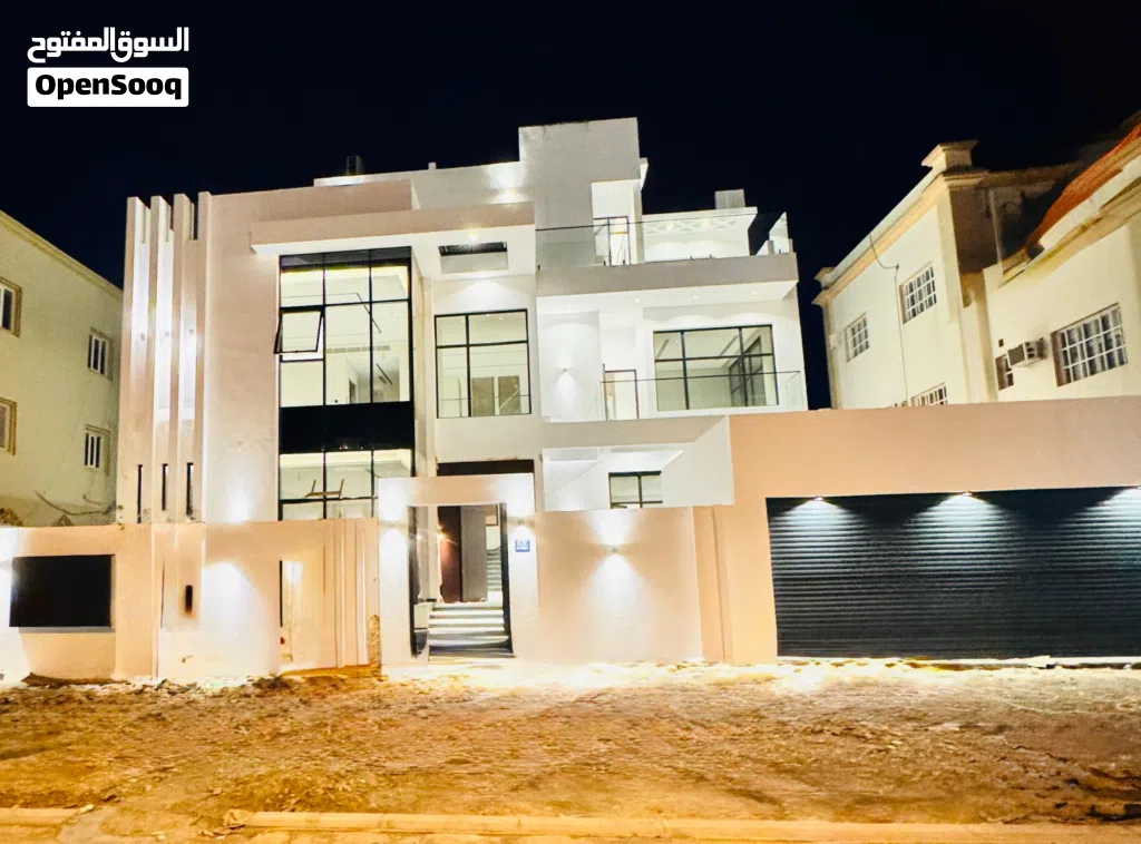 570 m2 More than 6 bedrooms Villa for Sale in Muscat Al-Hail