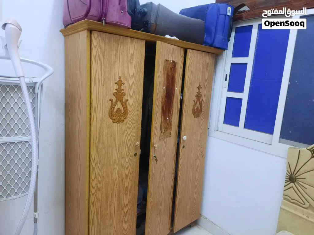 3  sheilfs  cupboard