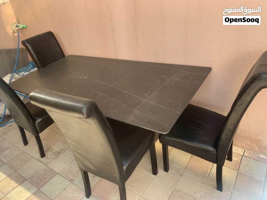 طقم طاولة جلوس جميلة من الحجر ل 4 اشخاص