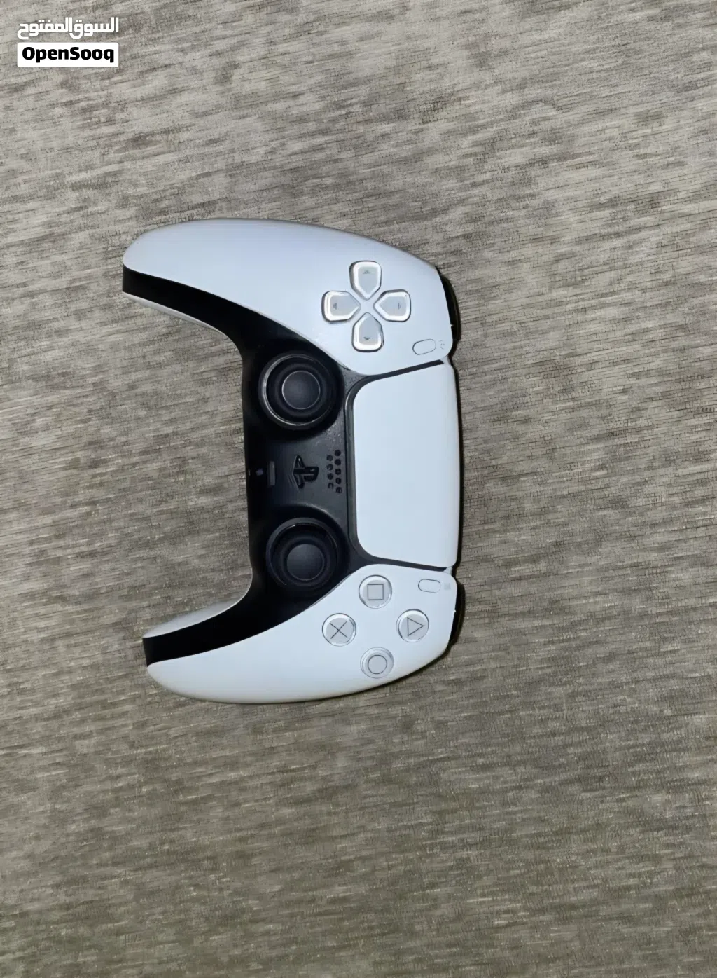 وحدة تحكم PS5 (DualSense) بحالة الوكالة