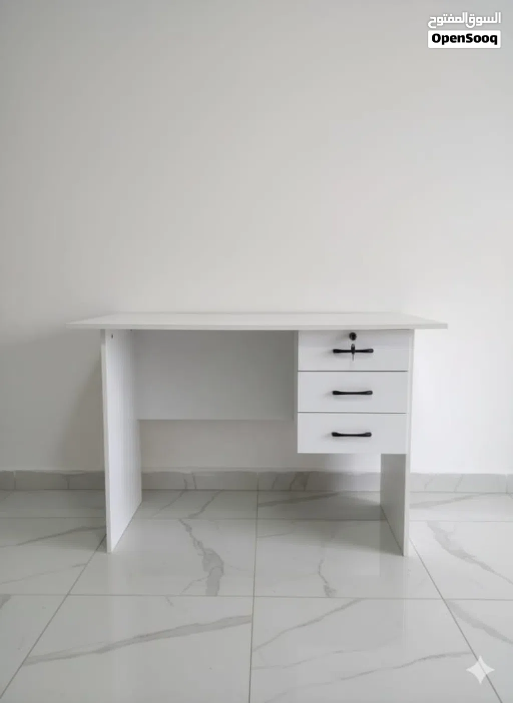 طاولة مكتبية عملية بتصميم عصري مع أدراج مدمجة لتنظيم الأدوات A practical, modernly designed office d